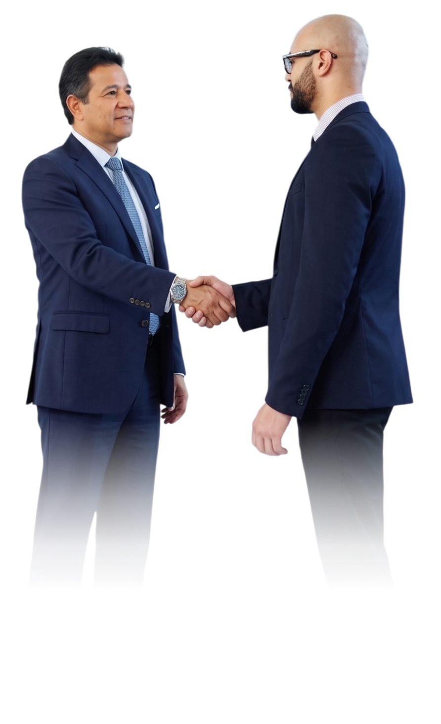 Dos hombres de negocios vestidos con trajes formales oscuros dándose la mano sobre un fondo negro, representando un cierre de trato, una asociación corporativa o un acuerdo profesional exitoso.
